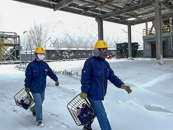 積雪過厚，步行去取樣.jpg