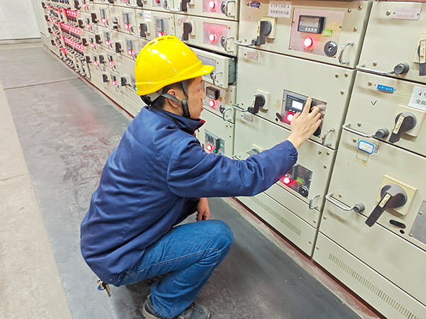 2月5日，運(yùn)行人員正在配電室巡檢.jpg