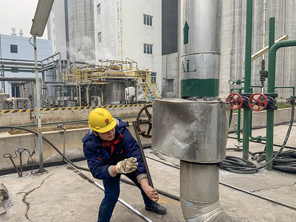 3月12時，合成車間員工關小閥門，避免浪費.jpg