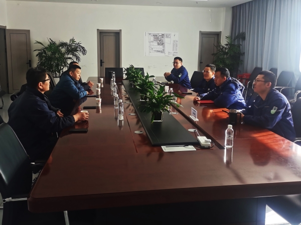 白安林與胡抗戰(zhàn)，杜寶順認(rèn)真交流_20250318092349.jpg