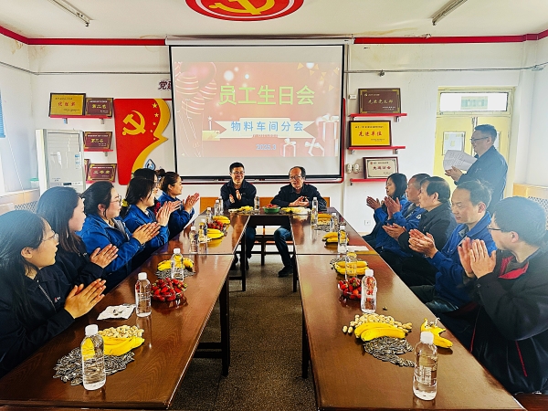 3月21日下午，物料車間開展“集體生日會(huì)”-圖為主持人鄧軍開場(chǎng).jpg