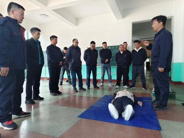 3月21日，應(yīng)急隊(duì)員寧修生在尿素車間講解心肺復(fù)蘇.jpg