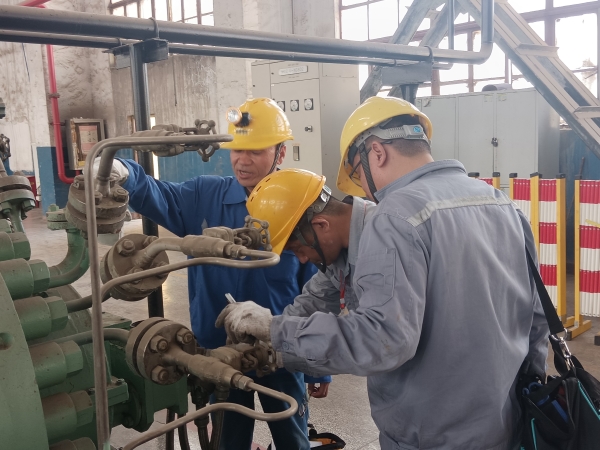 4月8日，計控電儀部空分尿素工段韋西榮帶領儀表人員進入一期機組廠房進行機組檢修軸系儀表。.jpg