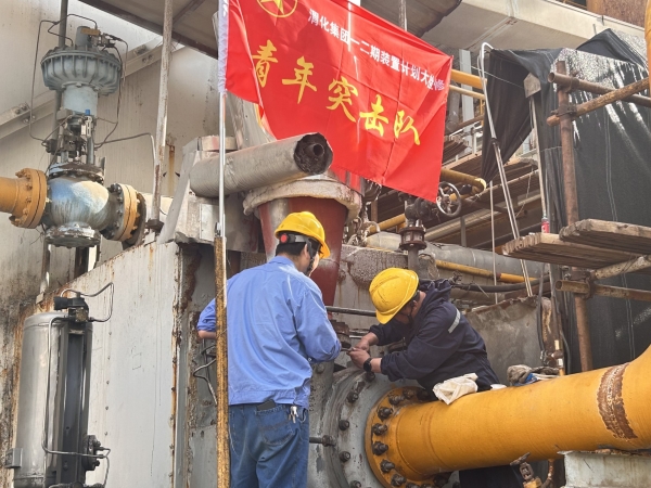 青年突擊隊的旗幟高高飄揚(yáng)。.jpg