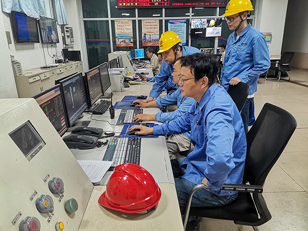 4月21日，3號鍋爐點爐，車間各工藝人員正在精心操作，嚴(yán)密監(jiān)控.jpg
