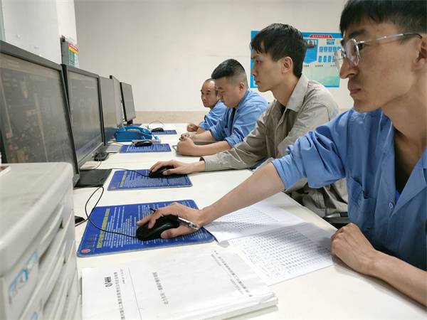 空塔阻力實(shí)驗(yàn)期間，工藝人員在DCS上面操作。.jpg