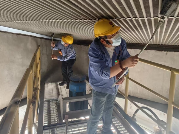 2025年5月19日，乙二醇車間職工認(rèn)真清理壓縮機(jī)組空冷島管束.jpg