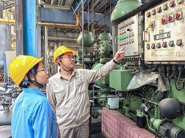 2025年6月23日，設(shè)備員對班組人員進(jìn)行現(xiàn)場教學(xué).jpg