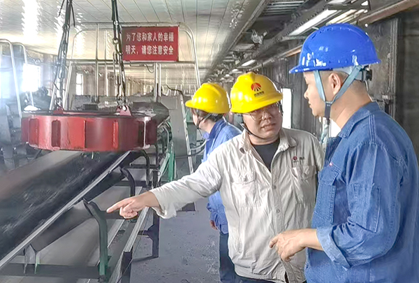 6月27日，技術(shù)員林佳峰和安技員李青就環(huán)保項(xiàng)目倉頂全密封導(dǎo)料槽對(duì)承包商技術(shù).安全.和進(jìn)度要求.jpg