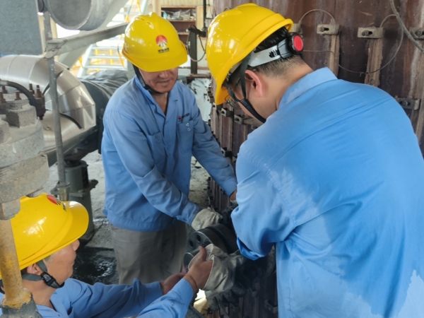 7月2日，計(jì)控電儀部三期檢修工作正式拉開序幕，儀表工正在進(jìn)行氣化樓檢修任務(wù).jpg