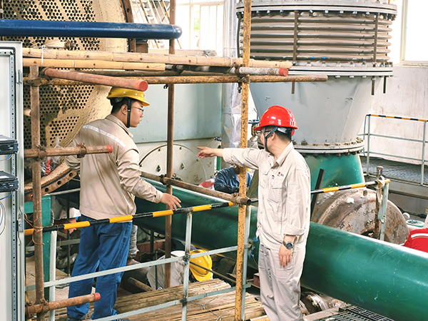 7月5日，清理凝汽器現場，副主任秦昊正在叮囑青工賀國慶注意事項.jpg