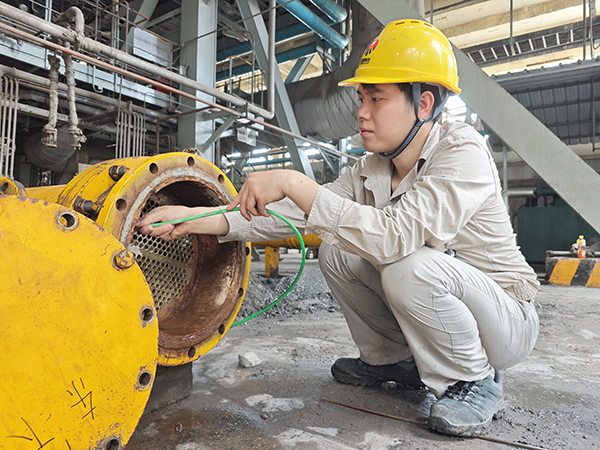 7月6日，動(dòng)力車(chē)間三期現(xiàn)場(chǎng)，李云飛正在清理油冷器.jpg