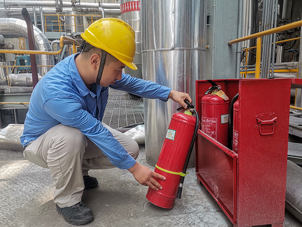 青工張根潮檢查滅火器材.jpg